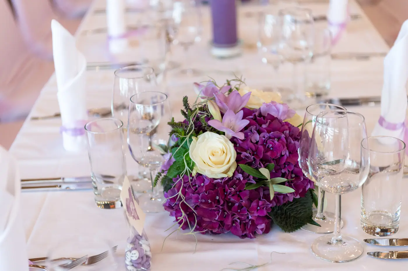 Florale Tischdekoration für ein Fest auf Hof Lustorf
