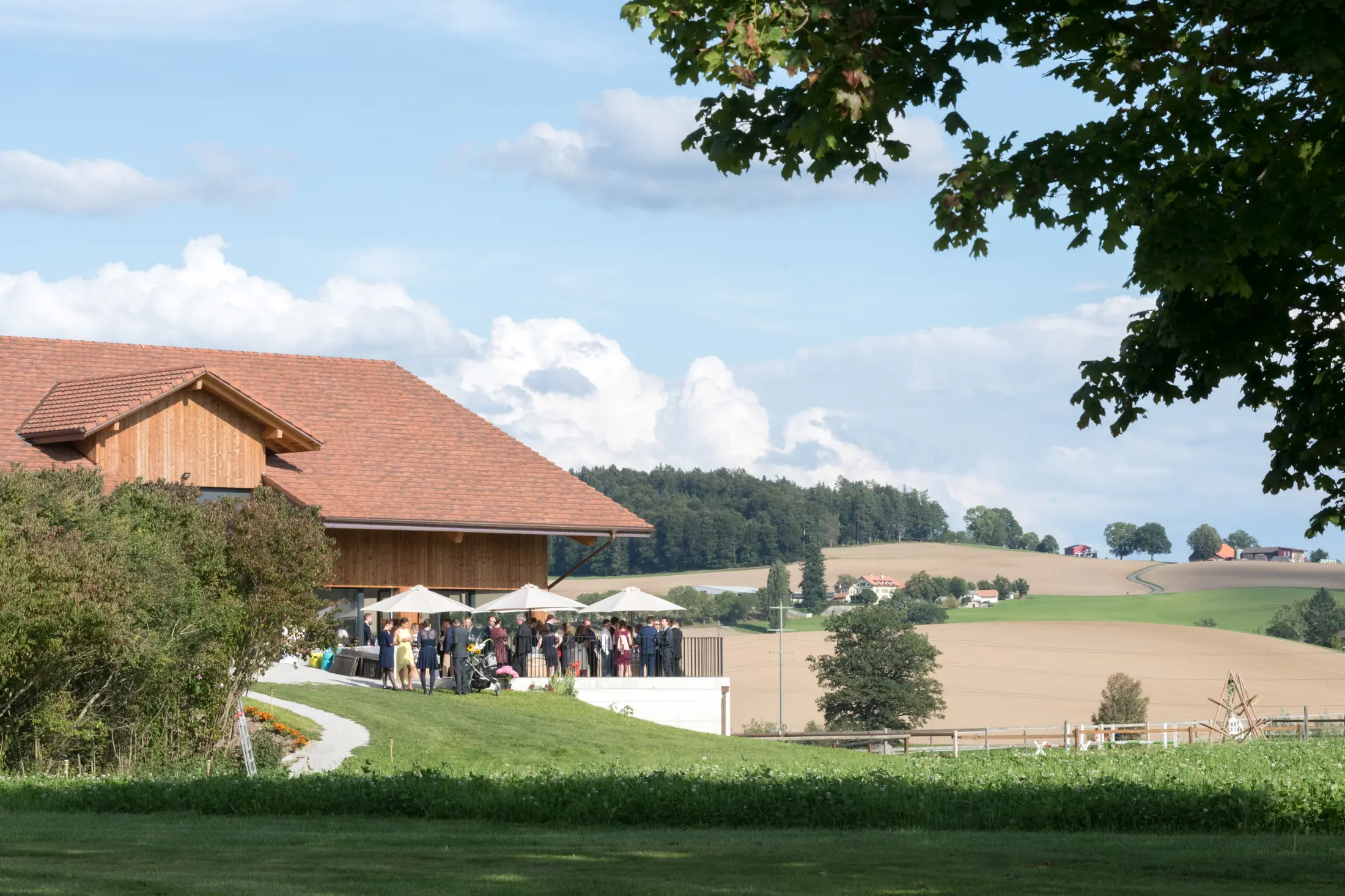 Hof Lustorf mit Blick auf die Freiburger Voralpen