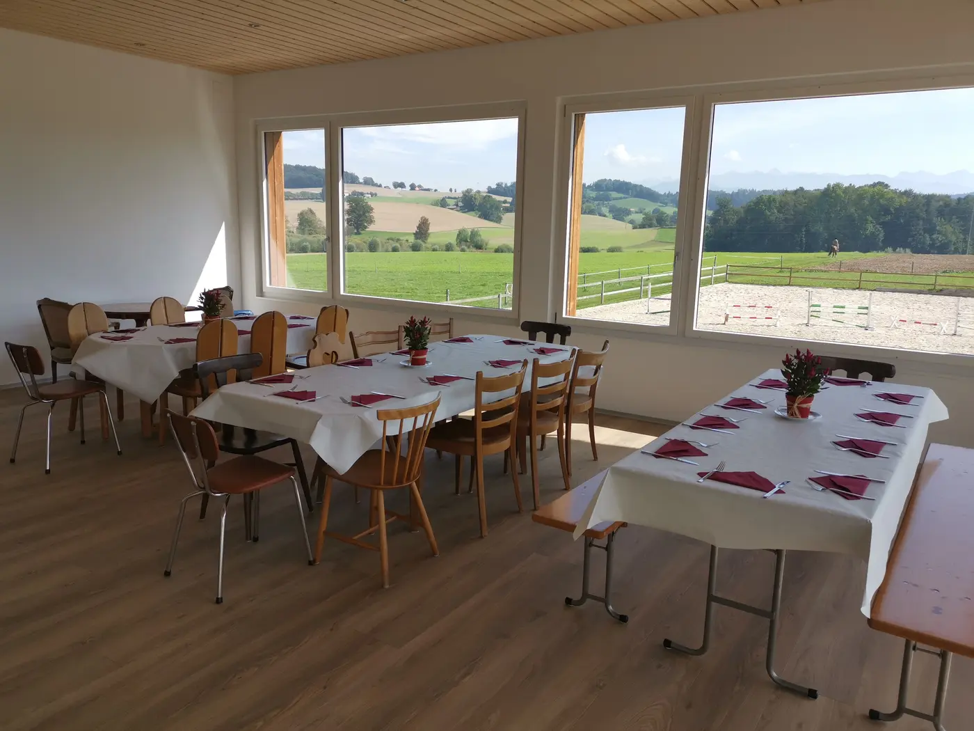 Ritterstübli mit gedeckten Tischen und Alpenblick
