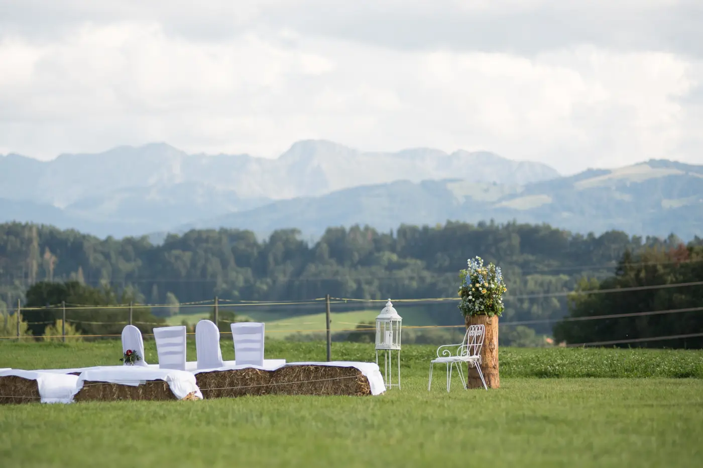 Zeremonieplatz im Grünen mit Blick auf die Voralpen